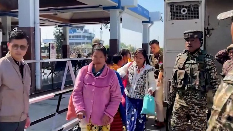 အိန္ဒိယနိုင်ငံ မဏိပူရ်ပြည်နယ် ထိန်းသိမ်းရေးစင်တာတွင် ဖမ်းဆီးခံထားရသည့် မြန်မာအမျိုးသမီးတချို့အား လုံခြုံရေးကားများနှင့် လေဆိပ်ပို့ဆောင်နေသည်ကို ၂၀၂၄ ခုနှစ် မတ်လ ၈ ရက်နေ့က တွေ့ရစဉ်။  (N.Biren Singh/Twitter)
