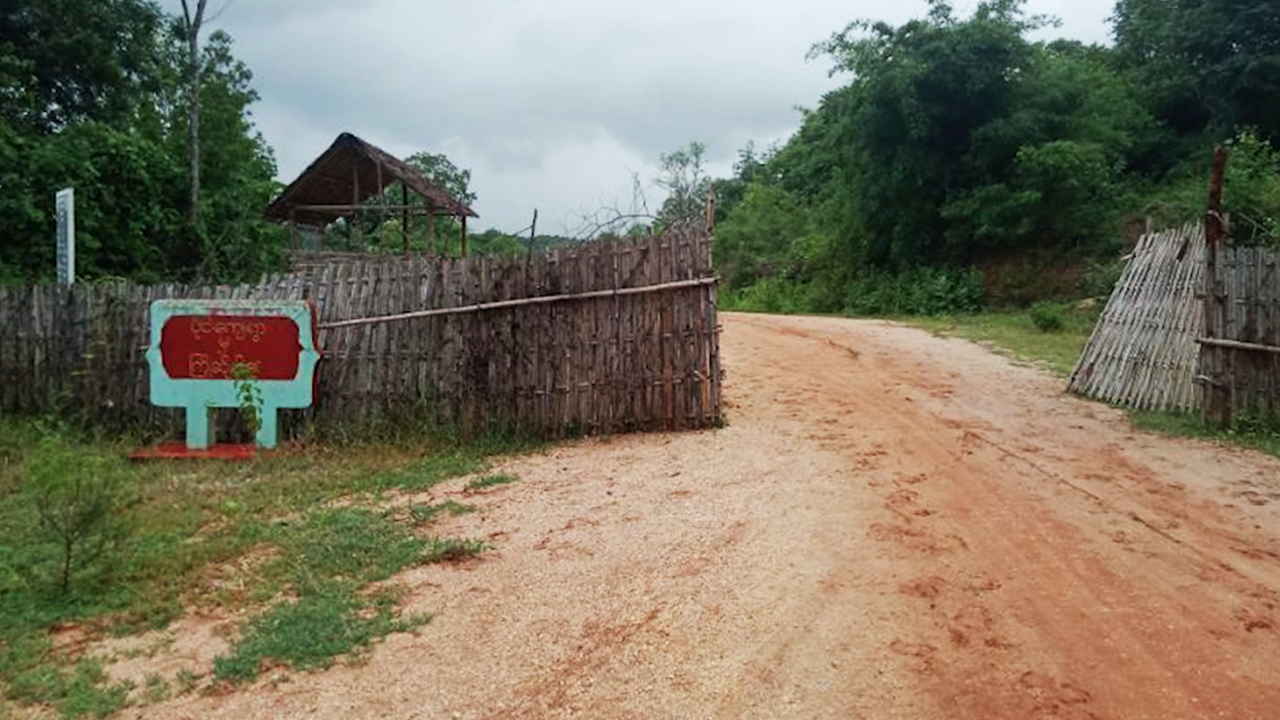 မကွေးတိုင်း ဆိပ်ဖြူမြို့နယ် ပိုင်းကျေးရွာအဝင်ကို မြင်ရစဥ် (Photo: CJ)