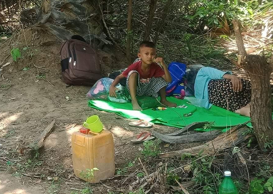 ၂၀၂၂ ခုနှစ် မေလ ၁၄ ရက်နေ့မှာ စစ်ကောင်စီတပ် ဝင်ရောက်မီးရှို့ဖျက်ဆီးခဲ့သည့် တရော်ကျင်းရွာမှ ပြည်သူတွေ တောထဲ‌ရှောင်ပုန်းနေရစဥ် (Photo: CJ)