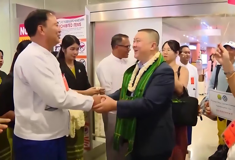 မြန်မာ - တရုတ် ခရီးသွားလုပ်ငန်းမြှင့်တင်ရေး ရင်နှီးကျွမ်းဝင်မှုဆိုင်ရာ ခရီးစဉ် (Familiarization Trip– FAM Trip) တွင် လိုက်ပါလာကြသည့် ကိုယ်စားလှယ်အဖွဲ့အား ၂၀၂၄ ခုနှစ်၊ မေလ ၁၀ ရက်နေ့က ရန်ကုန်မြို့တွင် တွေ့ရစဉ်။ (Photo: Ministry of Hotels and Tourism)
