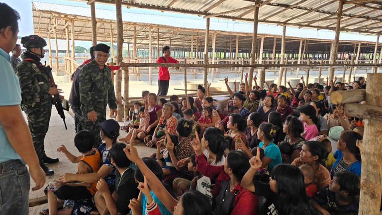 တိုက်ပွဲကြောင့် ထွက်ပြေးလာကြသည့် စစ်ဘေးဒုက္ခသည်များအား ထိုင်းစစ်တပ်မှ ကူညီပေးနေသည်ကို ၂၀၂၄ ခုနှစ်၊ ဧပြီလ ၂၀ ရက်နေ့က တွေ့ရစဥ်။ (Photo: Matichon Weekly)