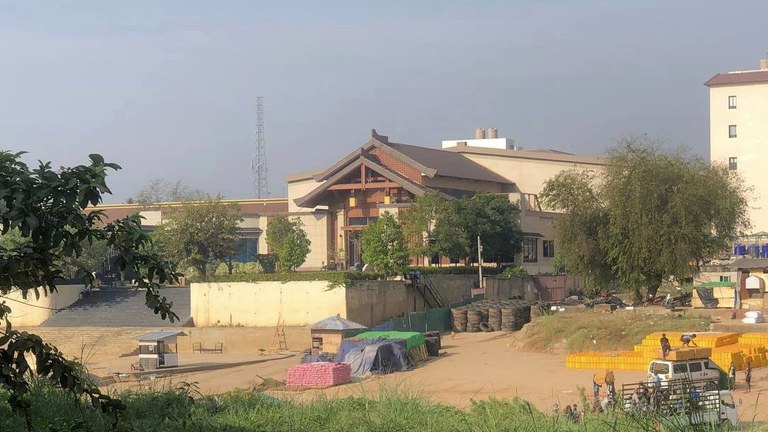 ကရင်ပြည်နယ် မြဝတီမြို့ သောင်းရင်းမြစ်ဘေး၌ ကာစီနိုနှင့် အွန်လိုင်း‌လောင်းကစား လုပ်ကိုင်နေသည့် အဆောက်အဦတစ်ခုအား တွေ့ရစဉ်။ (Photo: RFA)