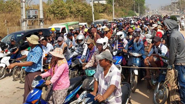 မြို့တွင်းစက်သုံးဆီ ပြတ်လပ်မှုကြောင့် မြဝတီမြို့ခံတွေ မဲဆောက်မြို့မှာ တန်းစီဝယ်ယူနေရ မြို့တွင်းစက်သုံးဆီ ပြတ်လပ်မှုကြောင့် မြဝတီမြို့ခံတွေ မဲဆောက်မြို့မှာ တန်းစီဝယ်ယူနေရ