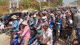 မြို့တွင်းစက်သုံးဆီ ပြတ်လပ်မှုကြောင့် မြဝတီမြို့ခံတွေ မဲဆောက်မြို့မှာ တန်းစီဝယ်ယူနေရ