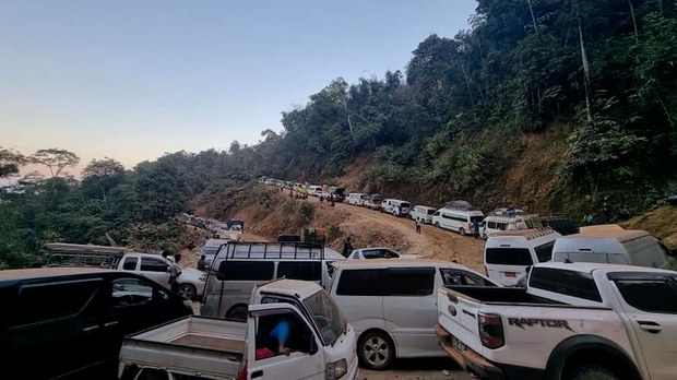 ကော့နွဲ့တံတားပျက်စီးမှုကြောင့် လမ်းပြောင်းလဲသုံးနေရတဲ့ ယာဉ်မောင်းနဲ့ ခရီးသွားတွေ ခက်ခဲ ကော့နွဲ့တံတားပျက်စီးမှုကြောင့် လမ်းပြောင်းလဲသုံးနေရတဲ့ ယာဉ်မောင်းနဲ့ ခရီးသွားတွေ ခက်ခဲ