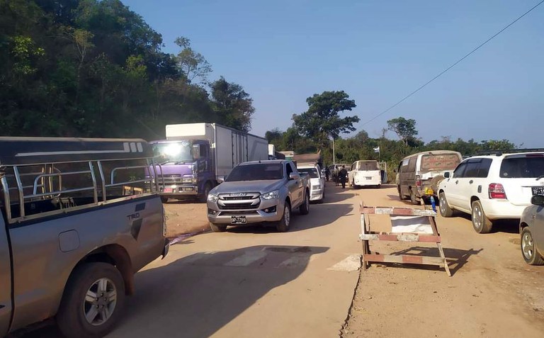 ထို့ကော်ကိုး - ဒုံးကျည်တောင် - နဘူး မြေသားလမ်းပိုင်းပေါ်မှ မော်တော်ယာဉ်များအား ၂၀၂၃ ခုနှစ် ဒီဇင်ဘာလ ၂၁ ရက်နေ့တွင် တွေ့ရစဉ်။ (Photo: Citizen Journalist)