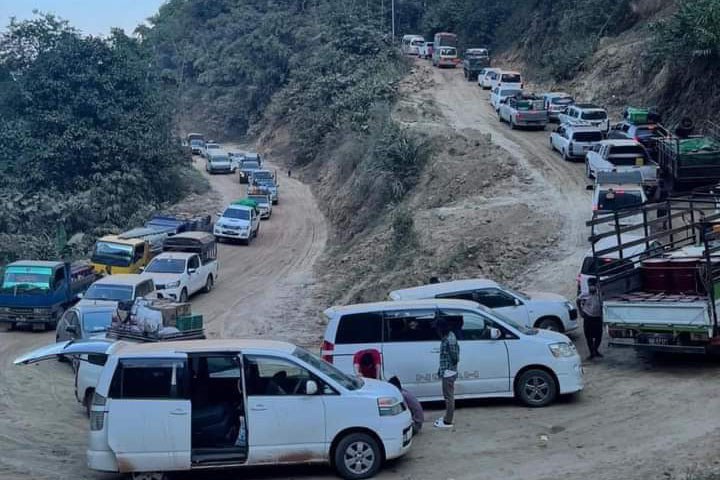 ထို့ကော်ကိုး - ဒုံးကျည်တောင် - နဘူး မြေသားလမ်းပိုင်းပေါ်မှ မော်တော်ယာဉ်များအား ၂၀၂၃ ခုနှစ် ဒီဇင်ဘာလ ၂၁ ရက်နေ့တွင် တွေ့ရစဉ်။ (Photo: Citizen Journalist)