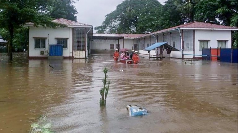ကရင်ပြည်နယ် မြဝတီမြို့မှာ သောင်းရင်းမြစ်ရေကြီးတာကြောင့် ရေနစ်မြှုပ်နေသည့် နေအိမ်တွေမှ ပြည်သူတွေအား လူမှုကူညီရေးအဖွဲ့တွေက သွားရောက်ကူညီနေစဉ်။ (Photo : RFA)