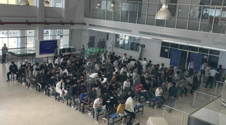 မြန်မာနိုင်ငံ မြဝတီမြို့ကနေ တရုတ်နိုင်ငံကို ပြန်မည့် တရုတ်နိုင်ငံသားများအား ထိုင်းနိုင်ငံ မဲဆောက်အပြည်ပြည်ဆိုင်ရာ လေဆိပ်တွင် ၂၀၂၄ ခုနှစ် ဖေဖော်ဝါရီလ ၂၉ ရက်နေ့က တွေ့ရစဉ်။ (Photo: Mr Joe)