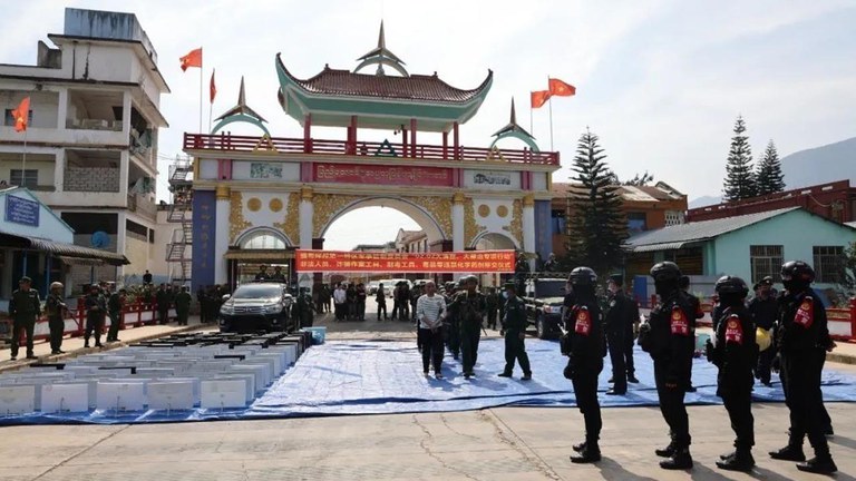 online.jpg အွန်လိုင်းငွေလိမ်ဂိုဏ်းနှင့်ဆက်စပ်နေသည့် ဖမ်းဆီးရမိသူများကို တရုတ်နိုင်ငံတာဝန်ရှိသူများထံ MNDAA တပ်ဖွဲ့က ၂၀၂၄ ခုနှစ် ဖေဖော်ဝါရီလ ၂၇ ရက်နေ့မှာ လွှဲပြောင်းပေးနေစဥ်။ (Photo: The KoKang)