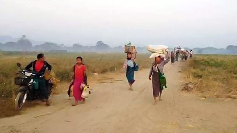 မကွေးတိုင်း၊ ပခုက္ကူမြို့နယ်၊ မြစ်ခြေ - ကျွန်းချောင်း ဒေသခံများအား ၂၀၂၃ ခုနှစ်၊ မတ်လ ၂၈ ရက်နေ့က တွေ့ရစဉ်။ (ဓာတ်ပုံ - မြစ်ခြေ - ကျွန်းချောင်း ပြည်သူ့ ကာကွယ်ရေးတပ်ဖွဲ့ )