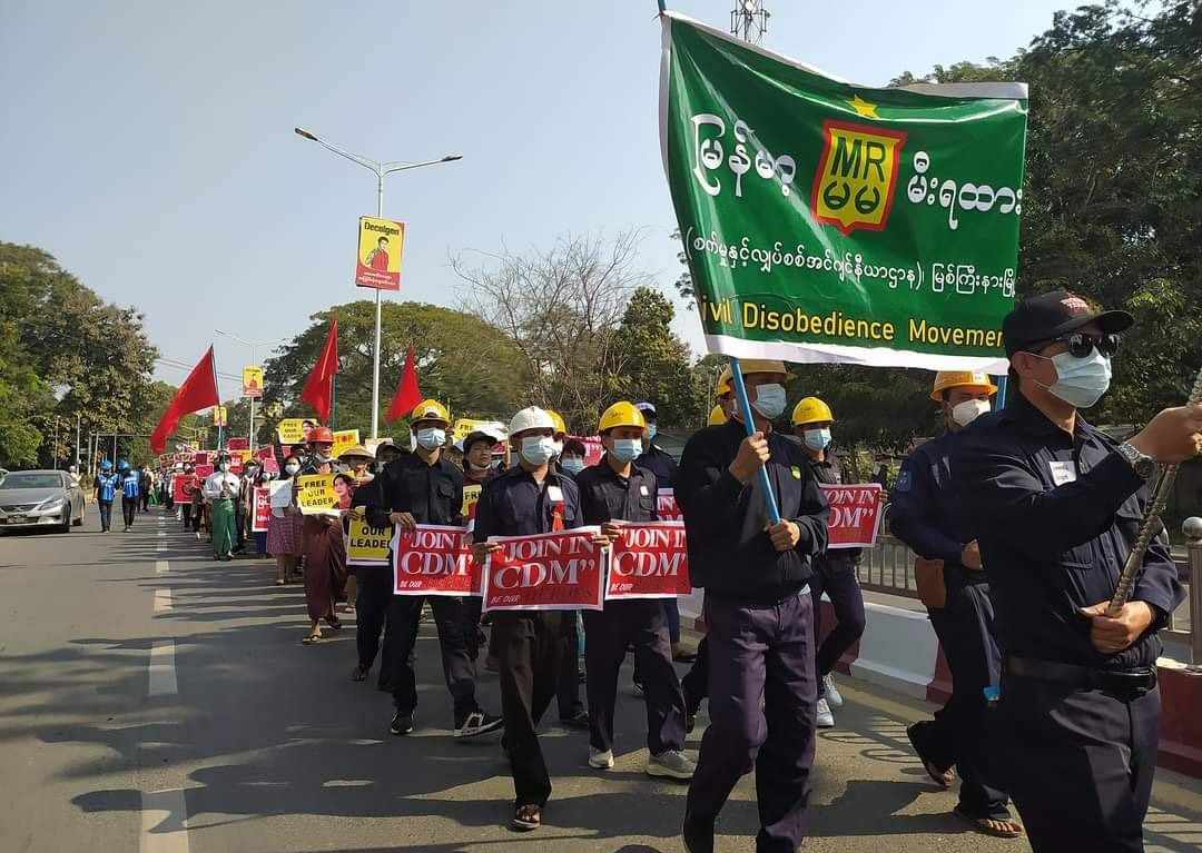 (မြစ်ကြီးနား မီးရထား CDM ဝန်ထမ်းတွေ ၂၀၂၁ ဖေဖော်ဝါရီလက ဆန္ဒပြနေစဥ်) Photo: CJ