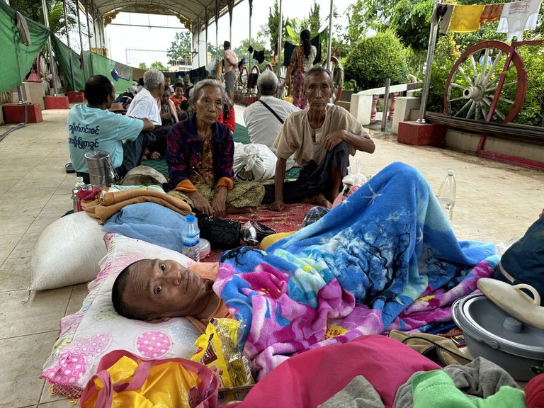 လားရှိုးတိုက်ပွဲများကြောင့် တိမ်းရှောင်နေရသည့် စစ်ဘေးဒုက္ခသည်များ နမ့်လန်မြို့ရှိ နေရာတချို့တွင် ခိုလှုံနေကြသည်ကို ၂၀၂၄ ခုနှစ်၊ ဇူလိုင်လ ၁၉ ရက်နေ့က တွေ့ရစဉ်။ (Photo: RFA)