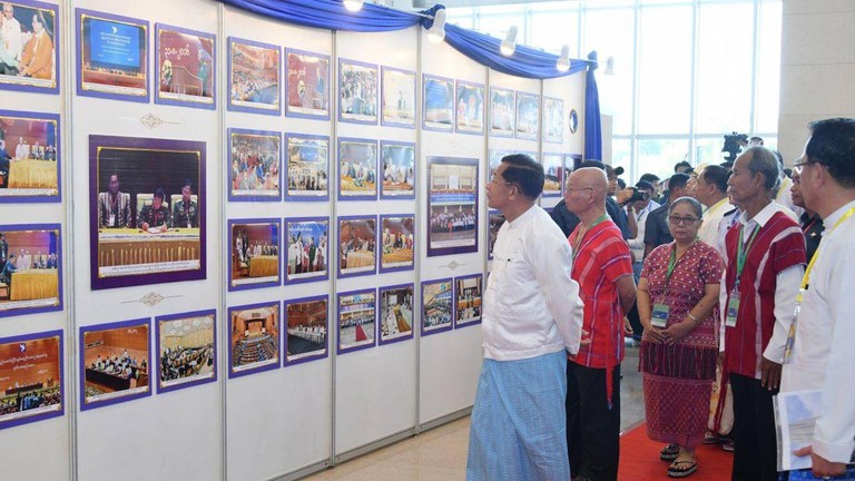 တစ်နိုင်ငံလုံး ပစ်ခတ်တိုက်ခိုက်မှုရပ်စဲရေး သဘောတူစာချုပ် (NCA) (၈)နှစ် မြောက် နှစ်ပတ်လည်နေ့ အခမ်းအနားအား ၂၀၂၃ ခုနှစ် အောက်တိုဘာလ ၁၅ ရက်နေ့က နေပြည်တော်တွင် ကျင်းပခဲ့စဉ်။ (Photo: Myanmar Military)