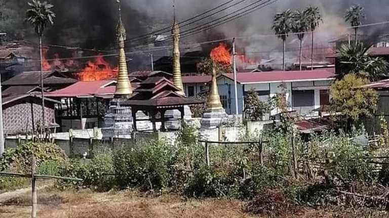 ရှမ်းပြည်နယ် တောင်ပိုင်း ဟိုပုံးမြို့နယ် စံဖူးကျေးရွာ မီးလောင်နေသည်ကို ၂၀၂၄ ခုနှစ်၊ ဇန်နဝါရီလ ၂၁ ရက်နေ့က တွေ့ရစဉ်။ (Photo: Citizen Journalist)
