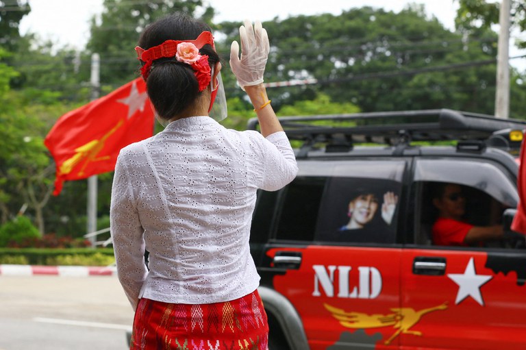 ၂ဝ၂ဝ ပြည့်နှစ် ရွေးကောက်ပွဲမဲဆွယ်စည်းရုံးရေးကာလအတွင်း နေပြည်တော်တွင် NLD ပါတီ ဝန်းရံသူများအား လက်ပြနှုတ်ဆက်နေသည့် NLD ပါတီခေါင်းဆောင် ဒေါ်အောင်ဆန်းစုကြည်။ (Photo: AFP)