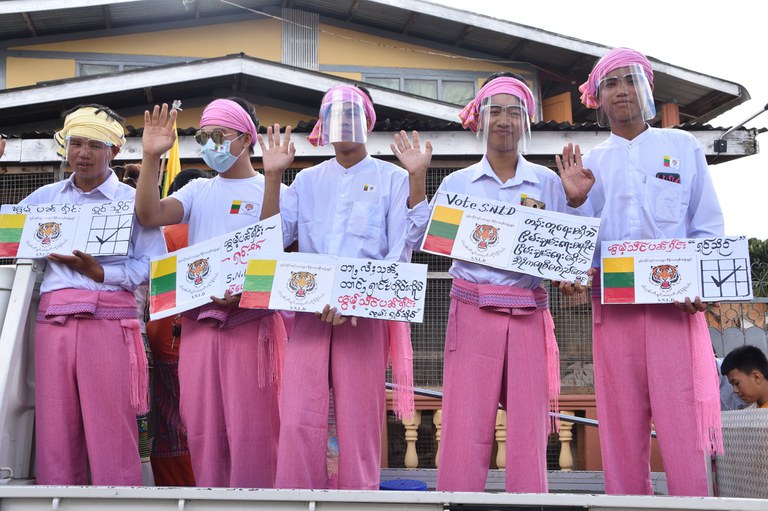 လားရှိုးမြို့တွင် ရှမ်းတိုင်းရင်းသားများ ဒီမိုကရေစီအဖွဲ့ချုပ် (SNLD) ပါတီ မဲဆွယ်စည်းရုံးရေးအား ၂၀၂၀ ခုနှစ် နိုဝင်ဘာလ ၅ ရက်နေ့က တွေ့ရစဉ်။ (Photo: RFA)