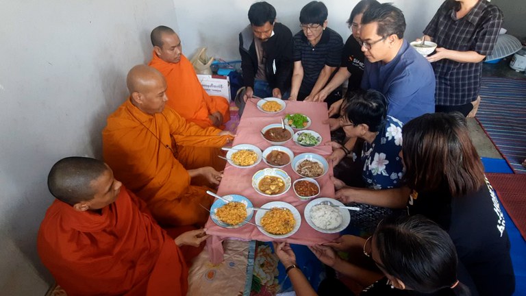 သေဆုံးသွားသည့် နိုင်ငံရေးအကျဉ်းသူဟောင်း မနိုဘယ်အေးအား ရည်စူးပြီး မိသားစုဝင်များက ၂၀၂၄ ခုနှစ် ဖေဖော်ဝါရီလ ၁၇ ရက်နေ့က ထိုင်းနိုင်ငံ၊ မဲဆောက်မြို့ရှိ နေအိမ်တွင် ရက်လည်ဆွမ်းကပ်နေကြစဉ်။ (Photo : RFA)