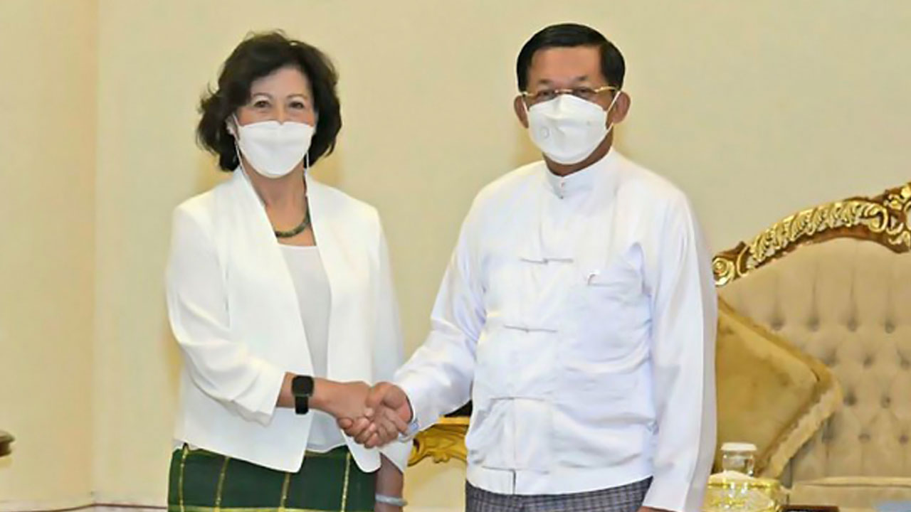 ကုလသမဂ္ဂ အထူးကိုယ်စားလှယ် မစ္စ နိုလင်းဟေဇာနှင့် ဗိုလ်ချုပ်မှူးကြီး မင်းအောင်လှိုင်တို့ နေပြည်တော်မှာ ၂၀၂၂ ခုနှစ် သြဂုတ်လ ၁၉ ရက်နေ့က တွေ့ဆုံခဲ့ကြစဉ်။ (Photo: Myanmar military)