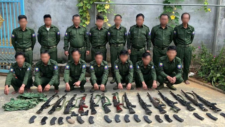 လက်နက်ချလာသည့် ကွမ်းလုံမြို့နယ် ကံမိုင်းဒေသမှ ကိုးပြည်သူ့စစ်အဖွဲ့ဝင်များ၏ပုံအား ၂၀၂၃ ခုနှစ် အောက်တိုဘာလ ၃၁ ရက်နေ့က ကိုးကန့်တပ်ဖွဲ့က ထုတ်ပြန်ခဲ့စဉ်။ (Photo: The Kokang)