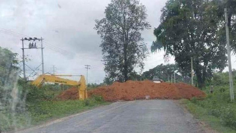တအာင်းအမျိုးသား လွတ်မြောက်ရေးတပ်မတော် (TNLA) တပ်မဟာ (၆) စစ်ဒေသ လားရှိးမြို့အဝင် ကားလမ်းမကို ၂၀၂၄ ခုနှစ်၊ ဇွန်လ ၁၃ ရက်နေ့တွင် စစ်ကောင်စီမှ မြေတူးစက်ဖြင့် မြောင်းဖောက်ဖျက်ဆီးခဲ့သည်အား တွေ့ရစဉ်။ (PSLF/TNLA News Telegram Photo)