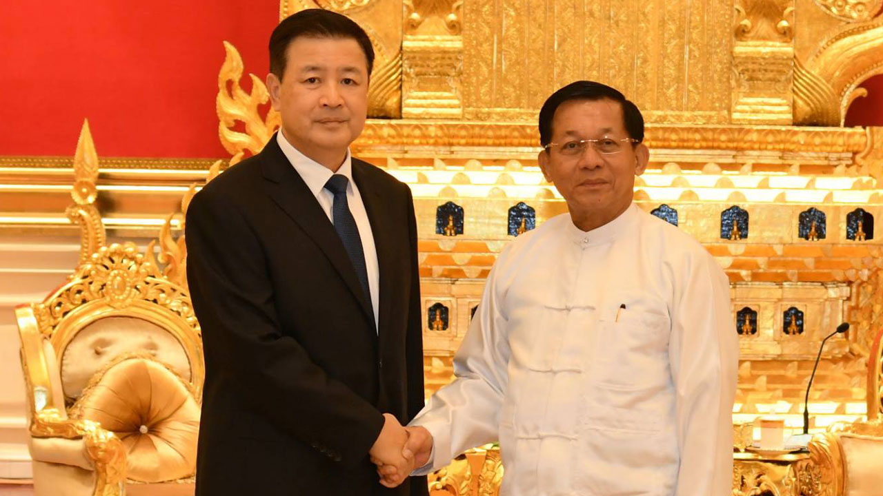 စစ်ကောင်စီ ဥက္ကဋ္ဌ ဗိုလ်ချုပ်မှူးကြီး မင်းအောင်လှိုင်နှင့် တရုတ်ပြည်သူ့လုံခြုံရေးဝန်ကြီး ဝမ်ရှောက်ဟွန် (Wang Xiaohong) တို့ ၂၀၂၃ ခုနှစ် အောက်တိုဘာ ၃၁ ရက်နေ့က နေပြည်တော်တွင် တွေ့ဆုံခဲ့စဉ်။ (Photo: Myanmar Military)