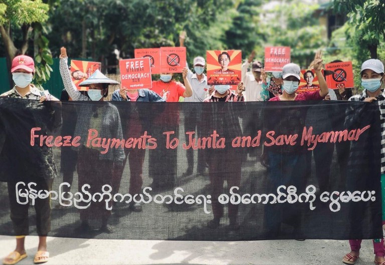 ၂၀၂၂ ခုနှစ် အောက်တိုဘာလ ၂၈ ရက်နေ့က ကလေးမြို့တွင် “သွေးစွန်းငွေ ဖြတ်တောက်ရေး” လှုပ်ရှားမှု ပါဝင်ဆန္ဒပြနေကြသူများ။ (Photo: Citizen Journalis)