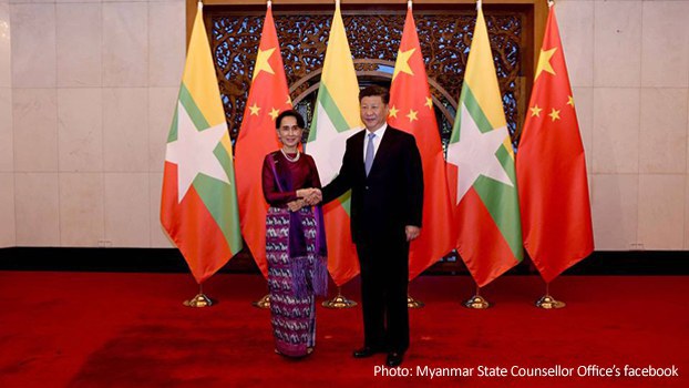 ဒေါ်အောင်ဆန်းစုကြည်နဲ့ တရုတ်သမ္မတ မစ္စတာ ရှီကျင်းပင်တို့ ၂ဝ၁၇ ခုနှစ် သြဂုတ်လ ၁၉ ရက်နေ့က ပေကျင်းမြို့မှာ တွေ့ဆုံစဉ်။ (Photo: Myanmar State Counsellor Office)