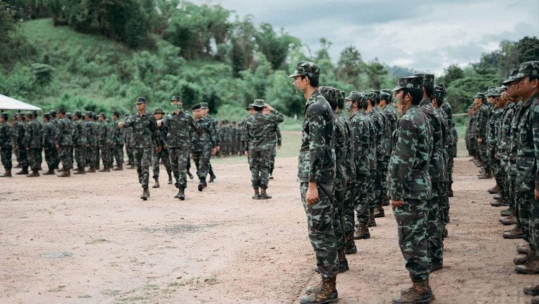 အမျိုးသားညီညွတ်ရေးအစိုးရ NUG ၏ PDF ပြည်သူ့ကာကွယ်ရေးတပ်ဖွဲ့ဝင်များအား တွေ့ရစဥ်။ (Photo: NUG)