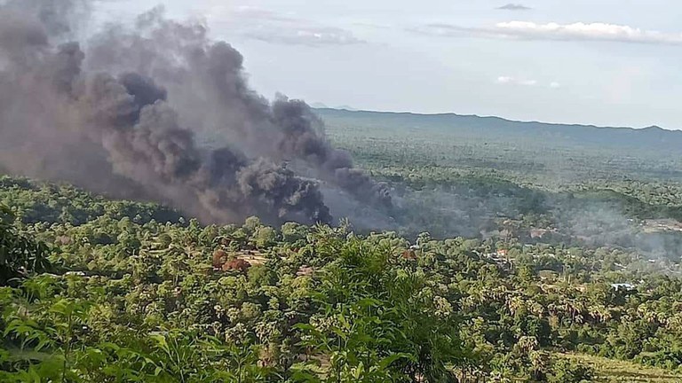 magway-oil.jpg မကွေးတိုင်း၊ မြိုင်နယ်အနောက်ပိုင်း ကျောက်ခွက်ရွာအနီးမှ ရေနံတွင်းများ မီးလောင်နေသည်ကို ၂၀၂၂ ခုနှစ်၊ ဇူလိုင်လ ၁၀ ရက်နေ့က တွေ့ရစဉ်။ (Photo: We Love Myaing)