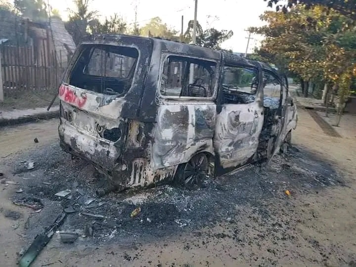 စစ်တပ် မီးရှို့ခဲ့သည့် ဒီပဲယင်းမြို့နယ် ဆူးတပ်ကျေးရွာမှ အိမ်စီးကားကို တွေ့ရစဥ် (ဓာတ်ပုံ - ဒီပဲယင်းမြို့နယ် ညီနောင်များ)