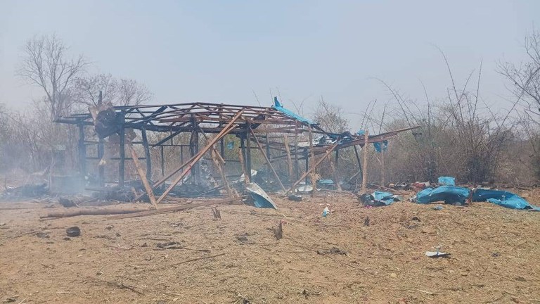 ၂၀၂၃ ခုနှစ်၊ ဧပြီလ ၁၁ ရက်နေ့က စစ်ကိုင်းတိုင်း၊ ကန့်ဘလူမြို့နယ်၊ ပဇီကြီးကျေးရွာ လေကြောင်းတိုက်ခိုက်ခံရမှုအပြီး မြင်ကွင်းကို တွေ့ရစဉ်။ (Photo: Citizen Journalist)