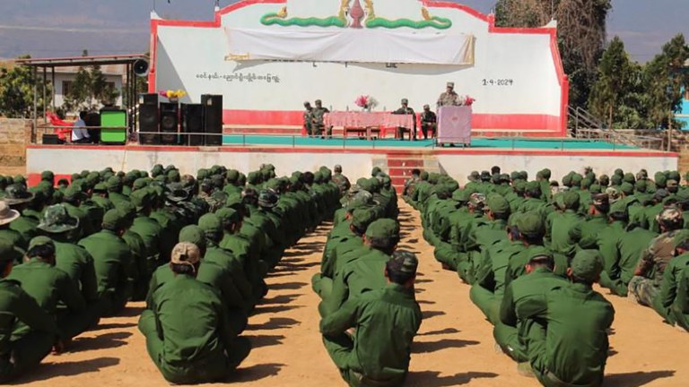 ရှမ်းပြည်နယ်တောင်ပိုင်း ညောင်ရွှေမြို့နယ်တွင် ပအိုဝ်းအမျိုးသားတပ်မတော်(PNA) ဦးစီးဖွင့်လှစ်သည့် စစ်သင်တန်းဆင်းပွဲကို ၂ဝ၂၅ ခုနှစ်၊ ဖေဖော်ဝါရီလ ၁၁ ရက်နေ့က ကျင်းပစဉ်။ (Photo :  Facebook/ Pa-O National Army)