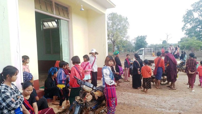 တိုက်ပွဲကြောင့် ထွက်ပြေးနေရသည့် ရှမ်းပြည်နယ်တောင်ပိုင်း၊ ဆီဆိုင်မြို့နယ်၊ ထီရီးကျေးရွာသားများအား ၂၀၂၄ ခုနှစ်၊ မေလ ၂၁ ရက်နေ့က တွေ့ရစဥ်။ (Photo : Citizen)