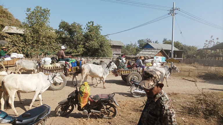 မကွေးတိုင်း ပေါက်မြို့နယ်မှ စစ်ဘေးဒုက္ခသည်များအား ၂၀၂၃ ခုနှစ် ဇန်နဝါရီလ ၂၆ ရက်နေ့က တွေ့ရစဉ်။ (Photo: Pauk Newsletter page)