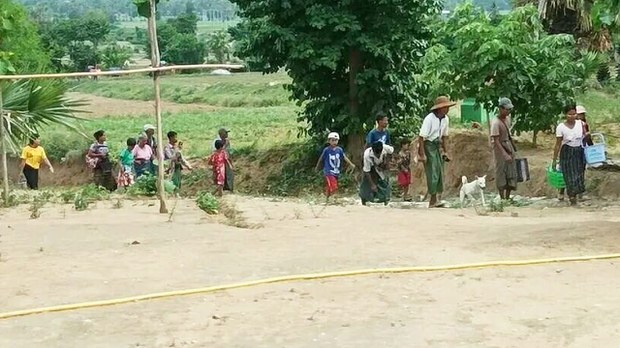 pauk-villagers-flee.jpg pauk-villagers-flee.jpg