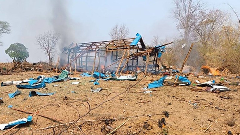 pazigyi2 စစ်ကိုင်းတိုင်း ကန့်ဘလူမြို့နယ်၊ ပဇီကြီးကျေးရွာ လေကြောင်းတိုက်ခိုက်ခံရမှုကြောင့် ပျက်စီးသွားသည့် အဆောက်အအုံအချို့အား ၂၀၂၃ ခုနှစ်၊ ဧပြီလ ၁၁ ရက်နေ့က တွေ့ရစဉ်။ (Photo: Citizen Journalist)