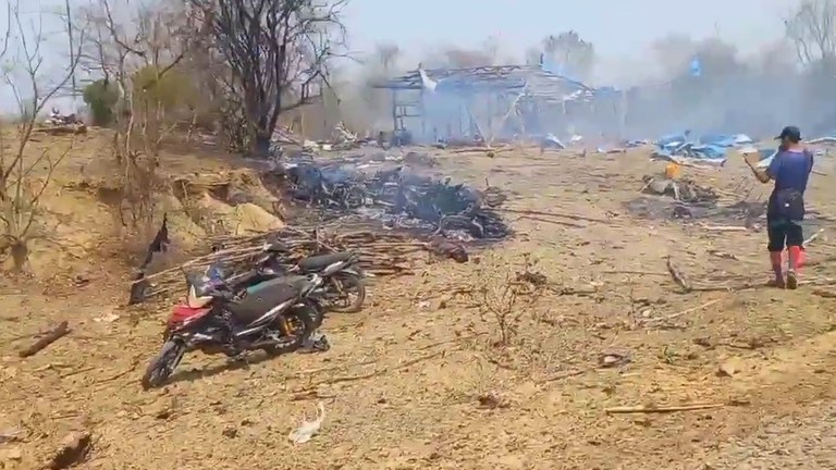 Pazigyi-airstrike စစ်ကိုင်းတိုင်း ကန့်ဘလူမြို့နယ်၊ ပဇီကြီးကျေးရွာ လေကြောင်းတိုက်ခိုက်ခံရမှုကြောင့် ပျက်စီးသွားသည့် အဆောက်အအုံနှင့် အပျက်အစီးအချို့အား ၂၀၂၃ ခုနှစ်၊ ဧပြီလ ၁၁ ရက်နေ့က တွေ့ရစဉ်။ (Photo: Citizen Journalist)