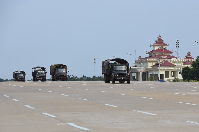 နေပြည်တော်မှာ စစ်ကောင်စီယာဉ်တန်းကို တွေ့ရစဉ်။ (Photo : AFP)