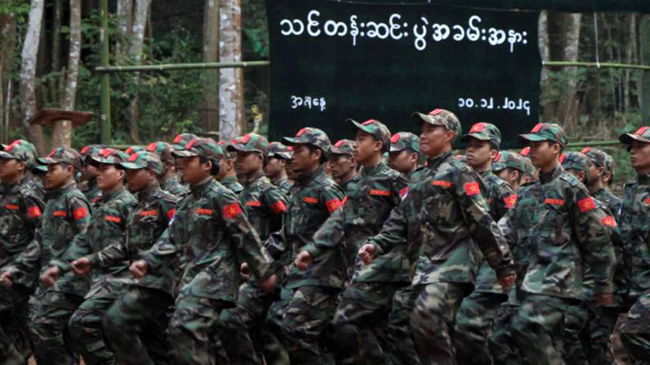 ပြည်သူ့လွတ်မြောက်ရေးတပ်မတော် (PLA) အခြေခံ စစ်ပညာသင်တန်းဆင်းပွဲကို လွတ်မြောက်နယ်မြေတစ်နေရာတွင် ၂၀၂၄ ခုနှစ်၊ ဒီဇင်ဘာလ ၁၀ ရက်နေ့ ကျင်းပစဉ်။ (Photo: Telegram/ People's Liberation Army - PLA)