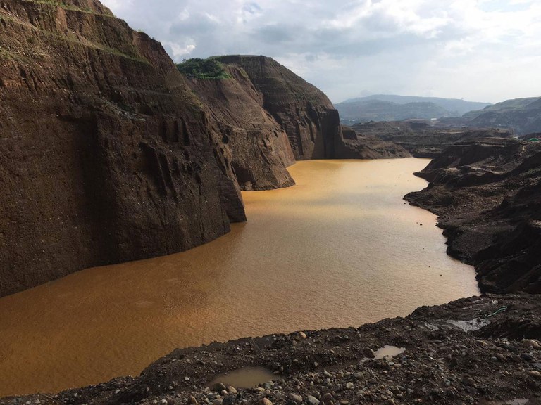 phakant2.jpg ကချင်ပြည်နယ်၊ ဖားကန့်မြို့နယ် မနရွာရှိ ကျောက်စိမ်းတူးဖော်ရေး လုပ်ကွက်မြေစာပုံ ၂ဝ၂၃ ခုနှစ် ဩဂုတ်လ ၁၃ ရက်နေ့က ပြိုကျအပြီး တွေ့ရစဉ်။ (Photo: Citizen Journalist)
