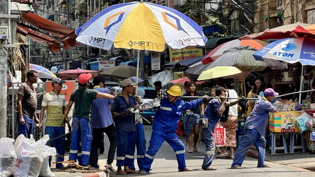 နိုင်ငံ့နယ်မြေတစ်ဝက်ခန့် ဖုန်းနဲ့ အင်တာနက်ဆက်သွယ်ရေး ဖြတ်တောက်ခံထားရ နိုင်ငံ့နယ်မြေတစ်ဝက်ခန့် ဖုန်းနဲ့ အင်တာနက်ဆက်သွယ်ရေး ဖြတ်တောက်ခံထားရ