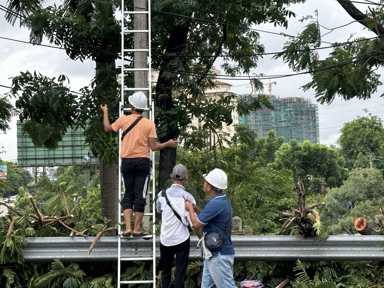 internet.JPG ပြတ်တောက်နေသည့် အင်တာနက်ကြိုး လိုင်းများ ပြင်ဆင်နေသူအချို့ကို ၂၀၂၄ ခုနှစ် ဇွန်လ ၂၇ ရက်နေ့က တာမွေမြို့နယ်တွင် တွေ့ရစဉ်။ (Photo: RFA)