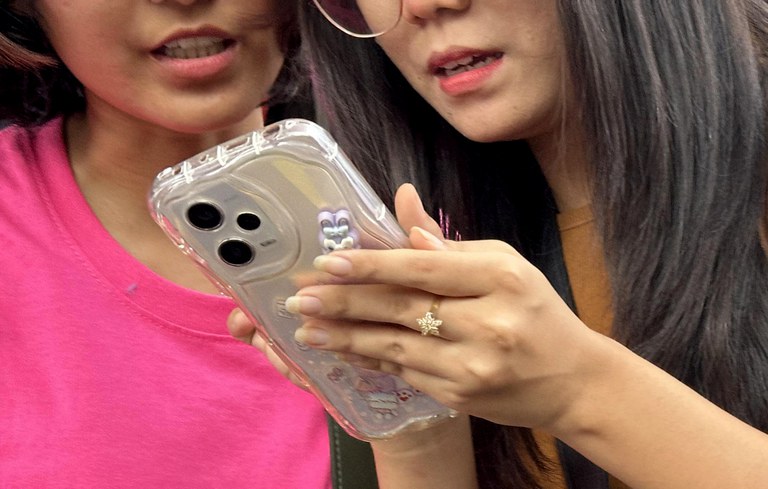 phone.JPG မိုဘိုင်းဖုန်းအသုံးပြုနေသူနှစ်ဦးကို ၂၀၂၄ ခုနှစ် ဇွန်လ ၂၈ ရက်နေ့က တွေ့ရစဉ်။ (Photo: RFA)