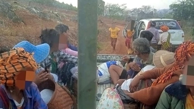 ရှမ်းပြည်နယ်၊ ပင်လောင်းမြို့နယ်အတွင်း တိုက်ပွဲကြောင့် ထွက်ပြေးနေရသူများကို ၂၀၂၄ ခုနှစ်၊ မတ်လ ၁၀ ရက်နေ့က တွေ့ရစဥ်။ (Photo: Facebook/ ကြယ်တံခွန် လူမှုကူညီရေးအသင်း)
