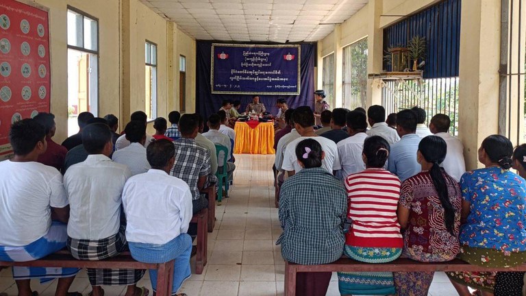 ဒိုက်ဦးအကျဉ်းထောင်တွင် စစ်ကောင်စီ၏ လွတ်ငြိမ်းချမ်းသာခွင့်ဖြင့် လွတ်မြောက်လာကြသူများအား ၂၀၂၄ ခုနှစ်၊ ဧပြီလအတွင်းက တွေ့ရစဉ်။ (Photo: Myanmar Military)