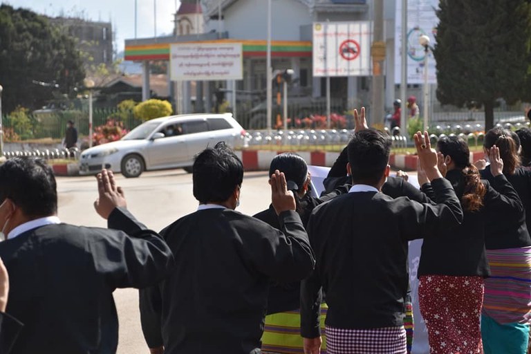 လားရှိုးမြို့မှ ရှေ့နေများ စစ်အာဏာရှင်ဆန့်ကျင်ရေး ၂၀၂၁ ခုနှစ်၊ ဖေဖော်ဝါရီလ ၈ ရက်နေ့က ဆန္ဒပြခဲ့ကြစဉ်။ (Photo: RFA)