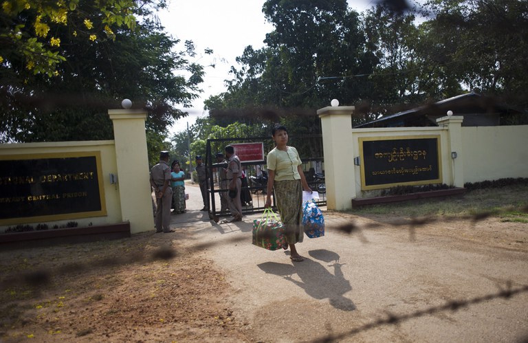 ၂၀၁၆ ခုနှစ်၊ ဧပြီလ ၈ ရက်နေ့က ပဲခူးတိုင်း၊ သာယာဝတီအကျဉ်းထောင်ကနေ လွတ်မြောက်လာသည့် အမျိုးသမီးတစ်ဦးအားမြင်တွေ့ရစဉ်။ (Photo:AFP)