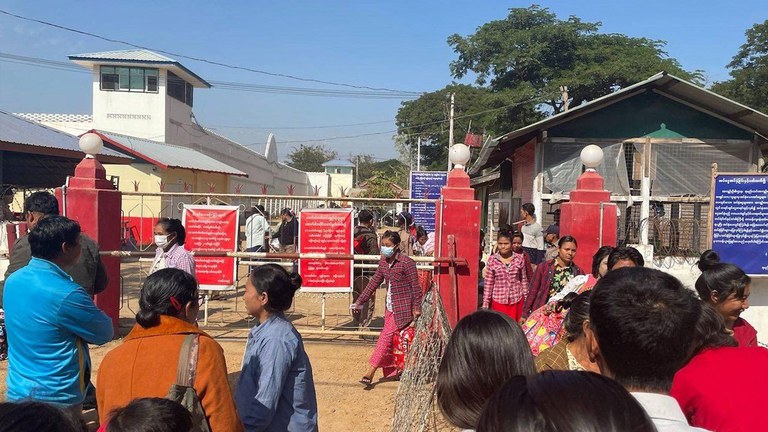 မန္တလေးတိုင်း၊ ရမည်းသင်း အကျဉ်းထောင်ရှေ့ မြင်ကွင်းအား ၂၀၂၃ ခုနှစ်၊ ဇန်နဝါရီလ ၄ ရက်နေ့က တွေ့ရစဉ်။ (Photo: RFA)