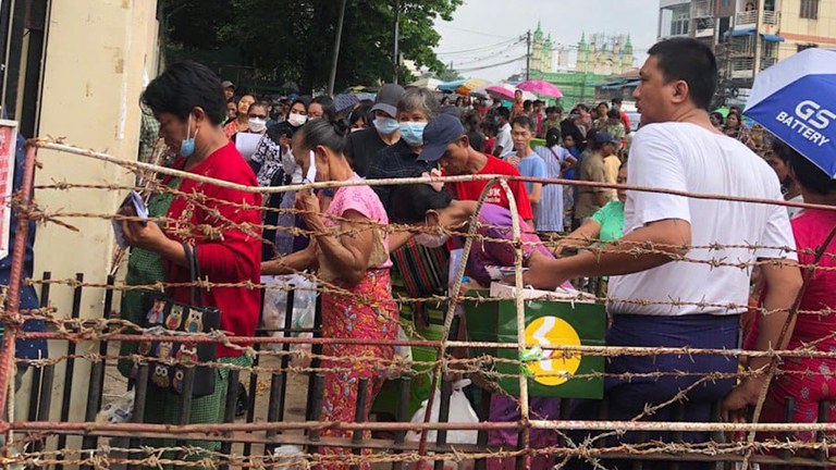 ၂ဝ၂၃ ခုနှစ် နိုဝင်ဘာလ ၁၄ ရက်နေ့က အင်းစိန်အကျဉ်းထောင်ရှေ့တွင် ထောင်ဝင်စာပို့ရန် တန်းစီစောင့်ဆိုင်းနေကြသူများအား တွေ့ရစဉ်။  (Photo: Political Prisoners Network-Myanmar)